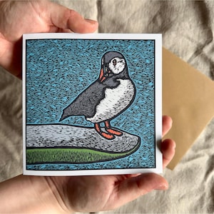 Carte de voeux recyclée oiseau macareux linogravure