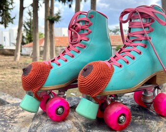 Gehäkelte Rollschuh-Zehenschützer - Handgemachtes Boobies-Design, alle Hautfarben
