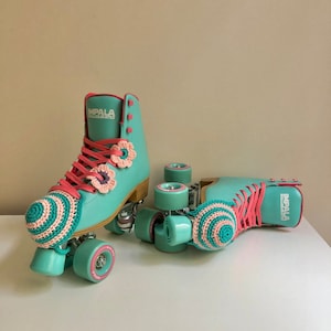 Handmade Quads Roller Skate Crochet Toe Guards, Personalized Toe Covers, Customized Toe Caps, Toe Snouts, +Daisy Lace Charm Pair Set