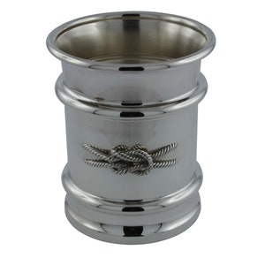 Könnte beinhalten: Silberbeschichteter Weinkühler mit einem Knotendesign.