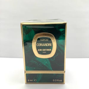 Op de afbeelding: Een parfumdoosje met een malachietpatroon en gouden rand. De doos bevat de tekst "PARFUM CORIANDRE JEAN COUTURIER PARIS". De doos bevat 9 ml parfum.