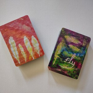 Barajas de cartas monoimpresas con plumas, cartas inspiradoras "Fly" para póker y otros juegos de cartas clásicos.