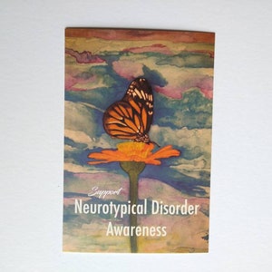 Postal de apoyo a la concienciación sobre el trastorno neurotípico, postal de concienciación sobre el NT con mariposa y cielo de acuarela