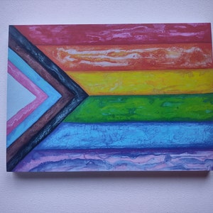 Postal con la bandera del orgullo Progress (5 x 7 pulgadas, papel mate premium de 16 pt), estilo hecho a mano con diseño en acuarela, acrílico y lápiz de color.