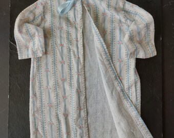 Vintage handgenähtes Longshirt/Jacke für Baby-Jungen mit blauer Schleife aus den 1980er Jahren