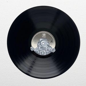 Disco de vinilo de 12" pintado a mano: Disco de vinilo de astronauta pintado a mano / Arte de pared reciclado / Regalo único para amantes del espacio / Disco de vinilo decorativo
