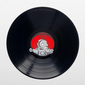Disco de vinilo de 12" pintado a mano: Disco de vinilo de astronauta pintado a mano / Arte de pared reciclado / Regalo único para amantes del espacio / Disco de vinilo decorativo