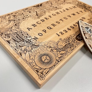 Tablero Ouija floral con planchette de sol y luna, flores y mariposas con tablero espiritual esotérico grabado con diseño wiccan