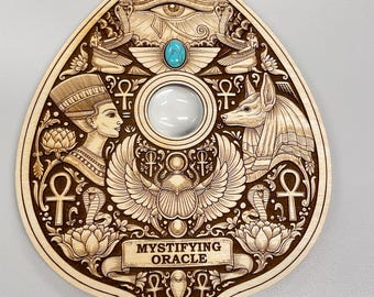 Decoración de pared con planchette egipcia: arte en madera grabado con el ojo de Horus y Anubis, decoración inspirada en el oráculo místico.