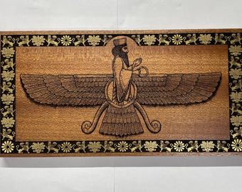 Arte mural Ahura Mazda Faravahar: símbolo persa zoroástrico grabado en madera de caoba pintada a mano.