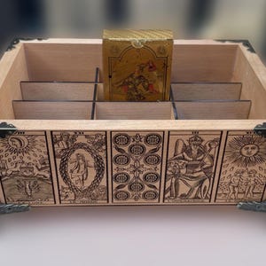 Organizador de baralho de tarô de Marselha para armazenamento de cartas para vários baralhos, 12 compartimentos esculpidos em madeira, organizador de tarô Le Soleil, suporte La Lune