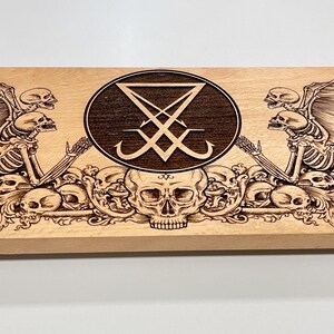 Mesa de altar satânica com sigilo de Lúcifer – Mobiliário oculto sombrio para rituais e feitiços, com esqueletos alados.