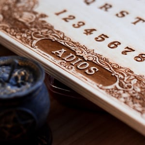 Planche florale Ouija Planche spiritueuse espagnole AVEC fleurs et papillons, planche ouija florale et cosmique, wiccan