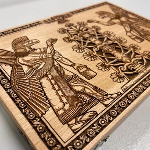 Anunnaki Skrzydlaty sumeryjski bóg perski drzewo życia apkallu tablica grawerowana na drewnie, Starożytni kosmici, asyryjski orzeł z głową dżina, sztuka 12,6 cala