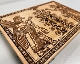 Dios sumerio alado Anunnaki, árbol de la vida persa, tablero de apkallu grabado en madera, antiguos alienígenas, genio asirio con cabeza de águila, arte de 8,6 pulgadas