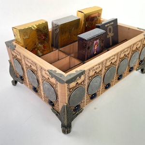 Tarot und Orakel Deck Organizer für mehrere Decks 12 Steckplätze in Massivholz mit gotischen Sternzeichen und Metallmünzen