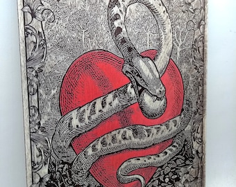 Decoración de pared gótica Serpiente primordial sosteniendo un corazón Arte de pared Grabado de madera pintado a mano