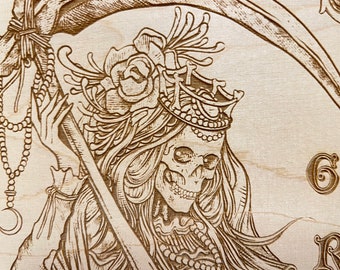 Può includere: Una scultura in legno dettagliata di una figura scheletrica che indossa una corona e tiene una falce. La figura è adornata con dettagli floreali e una collana di perle.