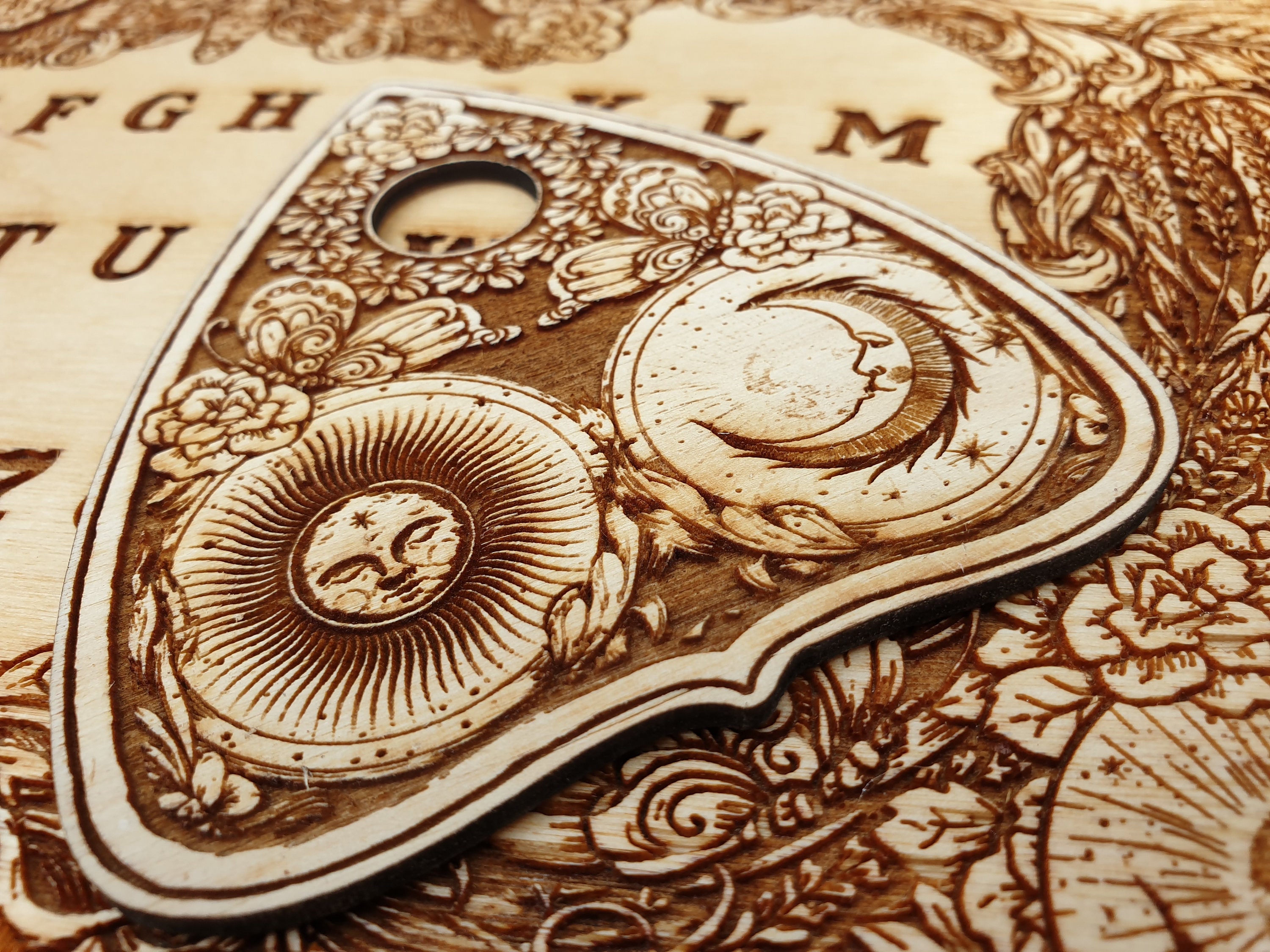Planche de ouija avec gravure en bois de démons et de crânes, planche de  bois esprit crâne gothique. -  France