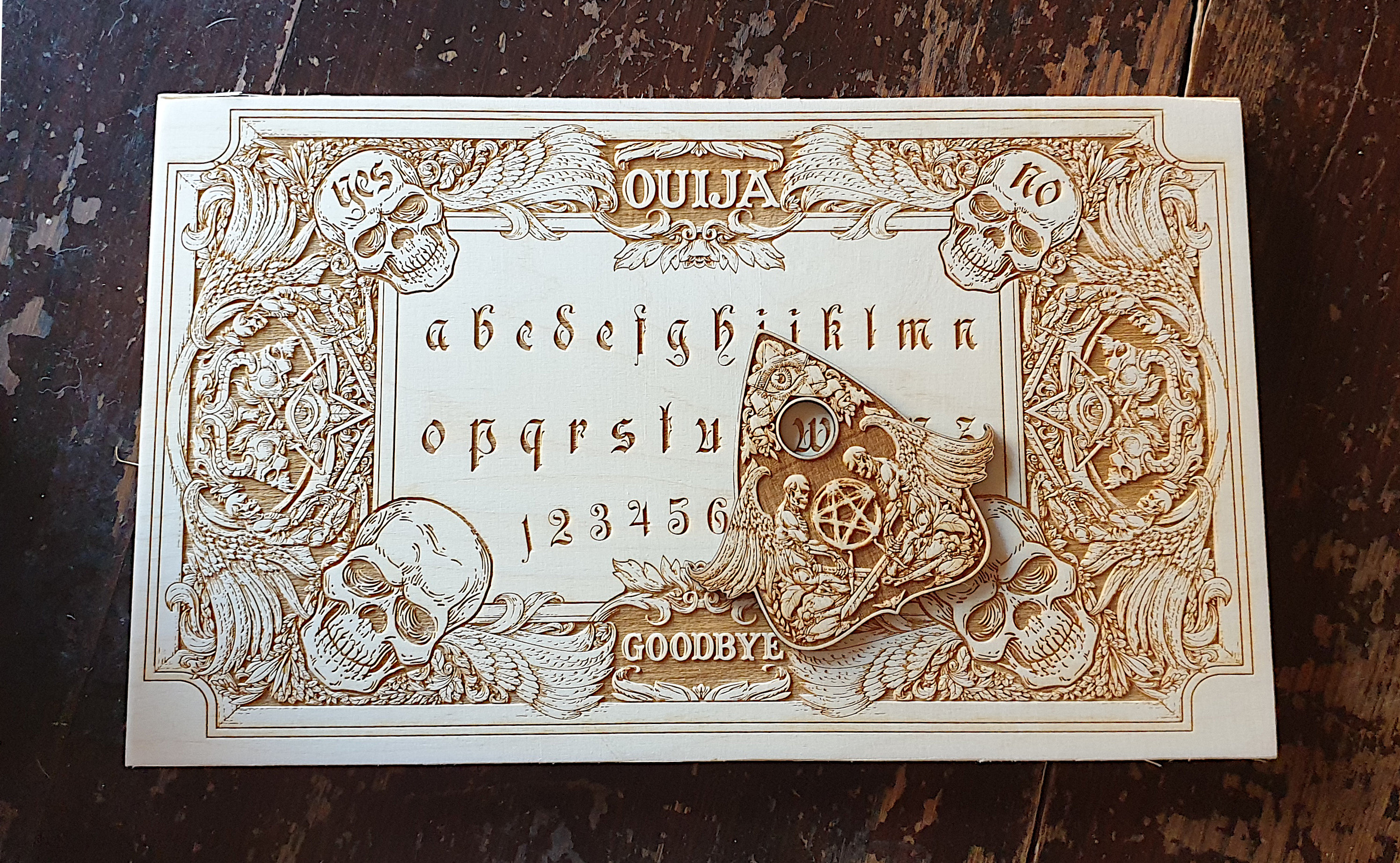 Planche de ouija avec gravure en bois de démons et de crânes, planche de  bois esprit crâne gothique. -  France