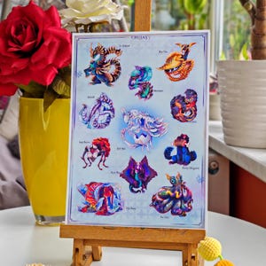 Può includere: Una stampa con creature fantasy colorate, esposta su un piccolo cavalletto di legno. L'opera d'arte presenta varie creature mitiche con disegni intricati e tonalità vibranti. Una rosa rossa in un vaso giallo e un fiore all'uncinetto sono in primo piano.