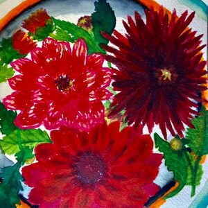 赤の研究: 赤いダリアの花の華やかな一皿