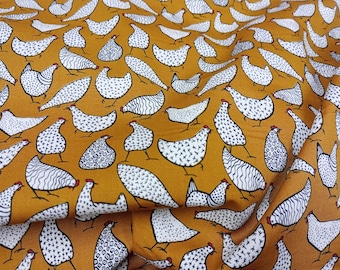 Puede incluir: Una tela de color amarillo mostaza con un patrón repetitivo de pollos blancos. Los pollos están estilizados y tienen diferentes patrones en sus cuerpos.