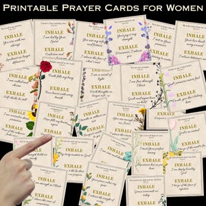 Op de afbeelding: Printbare gebedskaarten voor vrouwen. De kaarten bevatten inspirerende boodschappen met bloemaccenten. Elke kaart heeft de woorden "INHALE" en "EXHALE" met een positieve affirmatie. De kaarten zijn beige met zwarte tekst en kleurrijke bloemmotieven.
