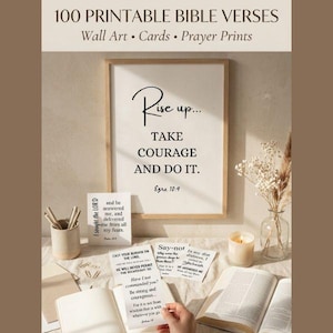 Puede incluir: Una impresión enmarcada con las palabras "Rise up... Take Courage and Do It" y otros versículos bíblicos. La imagen incluye tarjetas, una vela, un jarrón con flores secas y un libro abierto. El texto en la parte superior dice "100 versículos bíblicos imprimibles".