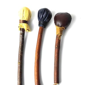 Kleine handgemachte Gong & Shamanic Handtrommelschlägel aus Leder und Holz