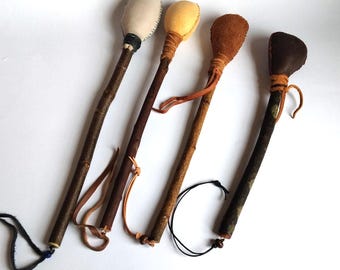 Grandi percussioni in pelle e pelle scamosciata fatte a mano per tamburo sciamanico da 16 e 18 pollici