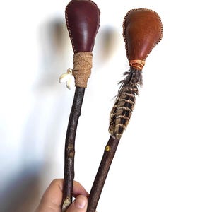 Mazos de tambor decorados a mano en gamuza y cuero para tambores chamánicos de mano.