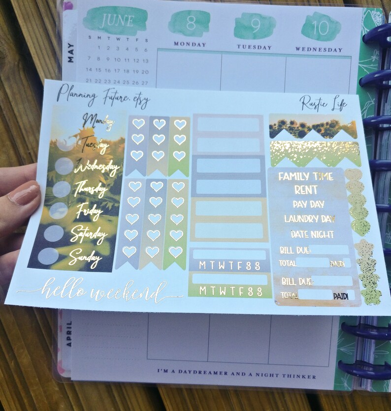 Puede incluir: Un conjunto de pegatinas imprimibles para planificadores con un tema r&uacute;stico. Las pegatinas presentan una variedad de dise&ntilde;os, que incluyen corazones, una escena de puesta de sol y una cuadr&iacute;cula de calendario. El texto "Planning Future Etsy" y "Rustic Life" est&aacute; incluido en las pegatinas.