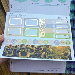 Puede incluir: Un conjunto de pegatinas para planificador con tem&aacute;tica de girasol. Las pegatinas est&aacute;n sobre un fondo azul claro con detalles dorados. Las pegatinas incluyen una variedad de dise&ntilde;os, incluyendo girasoles, un calendario y el texto "Planning Future.etsy" y "Rustic Life".