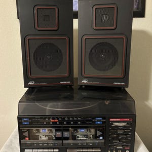 Sound Design Model 6822-B Vintage AMFM Stereo Cassette Recorder Turntable with Speakers