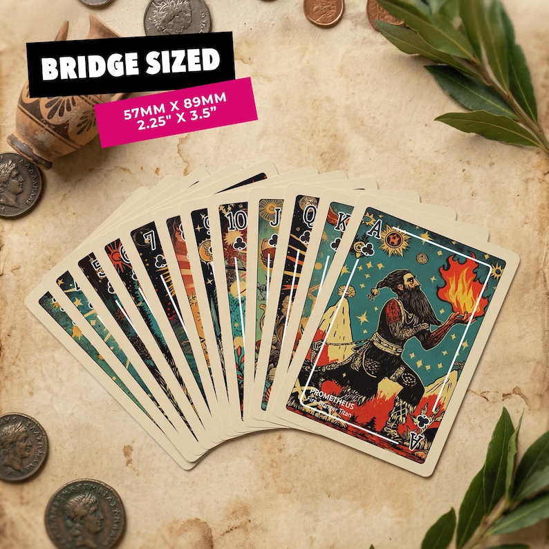 Puede incluir: Una baraja de cartas de tama&ntilde;o bridge con un dise&ntilde;o vintage. Las cartas presentan ilustraciones de figuras y s&iacute;mbolos mitol&oacute;gicos, con dimensiones de 57 mm x 89 mm. El texto "BRIDGE SIZED" se muestra encima de las cartas.