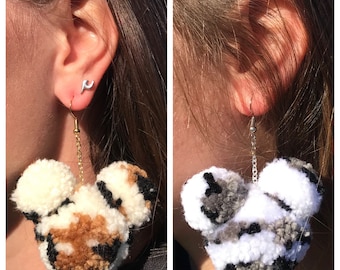 Disney Leopard Print Pom Pom Pendientes, Mickey Mouse Inspired Leopard Pom Pom Pendientes, Disney Earrings, Mouse Head Earrings, Pom Pom Earrings