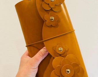 Handmade leather Standard TN planner.