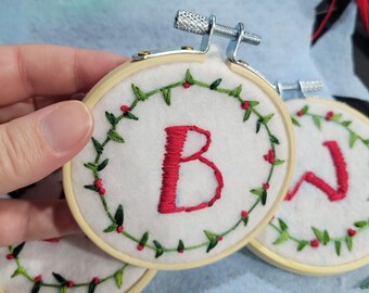 Adornos iniciales bordados