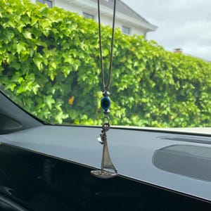 Achteruitkijkspiegel autobedel, boze oog en zeilboot, geluksbrenger voor de nieuwe auto, blauwzilverkleur, auto-accessoires ophanging, decor