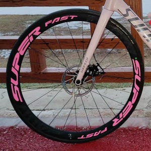 Juego de ruedas de bicicleta de carretera, calcomanía de llanta de carbono, pegatina decorativa creativa para rueda de bicicleta, pegatina personalizada de moda Pink
