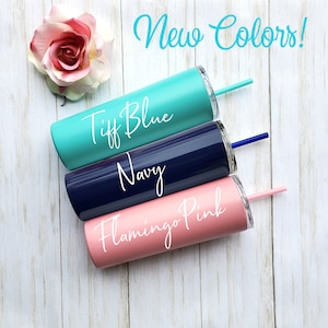 Pode incluir: Tr&ecirc;s copos de a&ccedil;o inoxid&aacute;vel com canudos. Os copos est&atilde;o empilhados um em cima do outro. O copo superior &eacute; azul turquesa e diz "Tiff Blue". O copo do meio &eacute; azul marinho e diz "Navy". O copo inferior &eacute; rosa e diz "Flamingo Pink".