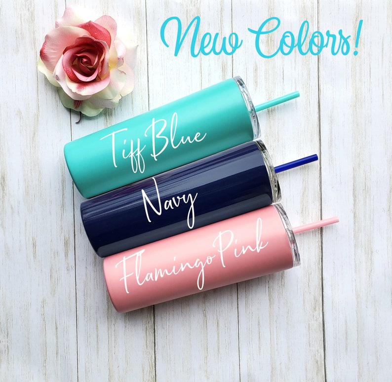 Pode incluir: Tr&ecirc;s copos de a&ccedil;o inoxid&aacute;vel com canudos. Os copos est&atilde;o empilhados um em cima do outro. O copo superior &eacute; azul turquesa e diz "Tiff Blue". O copo do meio &eacute; azul marinho e diz "Navy". O copo inferior &eacute; rosa e diz "Flamingo Pink".