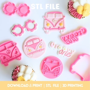 Puede incluir: Cortadores de galletas impresos en 3D de color rosa en forma de furgoneta groovy, gafas de sol y las palabras "groovy one". STL FILE está escrito en la parte superior de la imagen. DOWNLOAD & PRINT | STL FILE | 3D PRINTING está escrito en la parte inferior de la imagen.