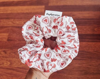 Zauberhafte Rote Ohren,Ballons & Schleifen Original Oversized Scrunchie von Shop Haven Mae