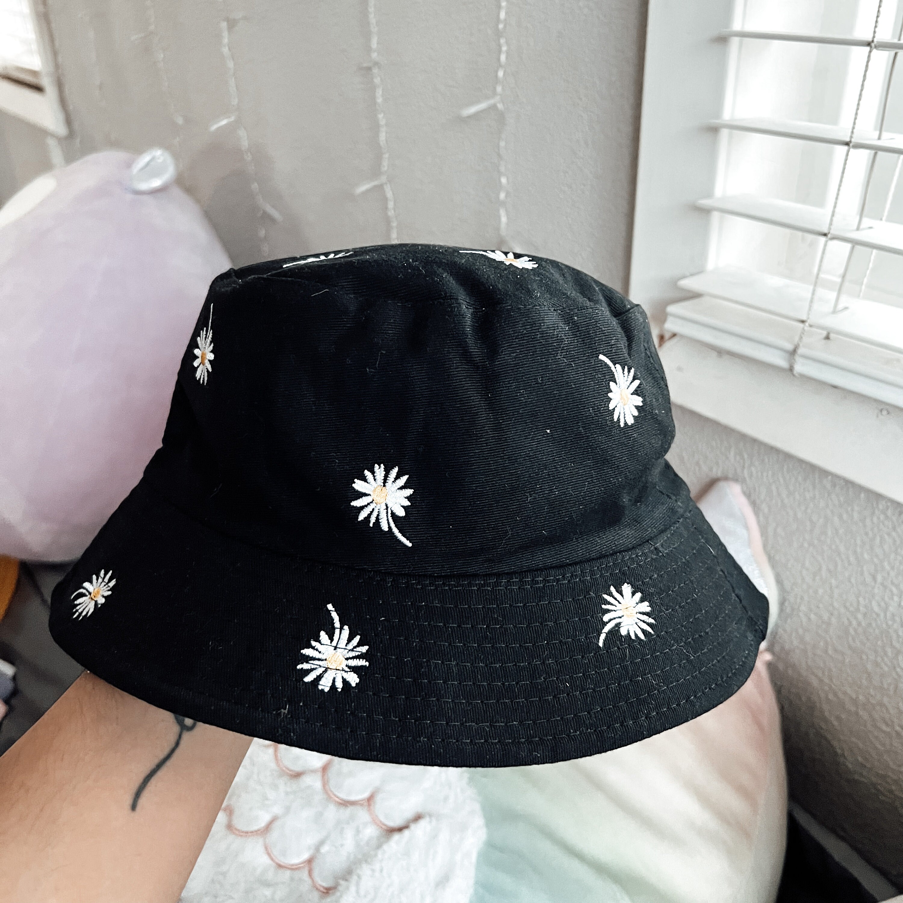 REVERSIBLE Black Daisy Embroidery Solid 