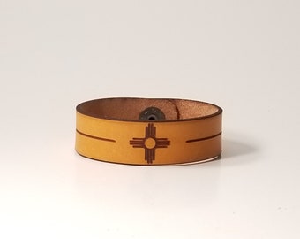 Leren manchetarmband. Zia-armband. New Mexico-armband. Zia-sieraden. Sieraden uit New Mexico. Natuurlijk leren manchet. Uniseks leren armband