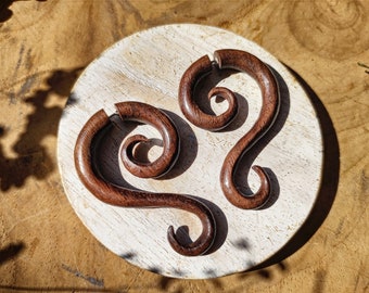 Spiralförmige Holzohrringe, Stammes-Holzohrringe, handgeschnitzt