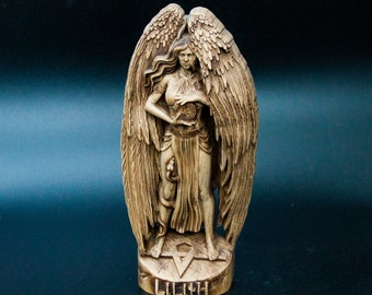 Może przedstawiać: Drewniana statuetka Lilith, postaci z mitologii żydowskiej, z skrzydłami i pentagramem u podstawy. Statuetka jest rzeźbiona w szczegółowym stylu i ma jasnobrązowy kolor.