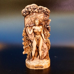 Morrigan Déesse de la guerre et de l’abondance Sculpture en bois Figurine héroïque Dieux scandinaves Statue Autel Souvenir Personnages nordiques